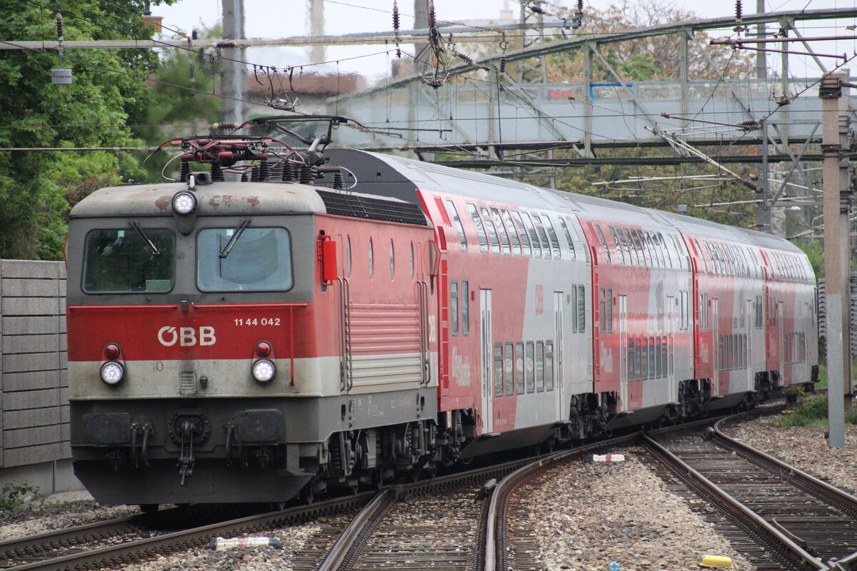 Statt einem Taurus kam am 6. Mai 2022 1144 042 als REX 1 in Wien Liesing an.