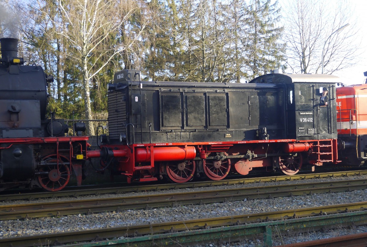 Statt fotogen am Zugschluss, eingeklemmt zwischen zwei Großen: V 36 412 (Erwitte, 9.1.16). Mein Trost: Die Dampflokfans waren noch schlechter dran.