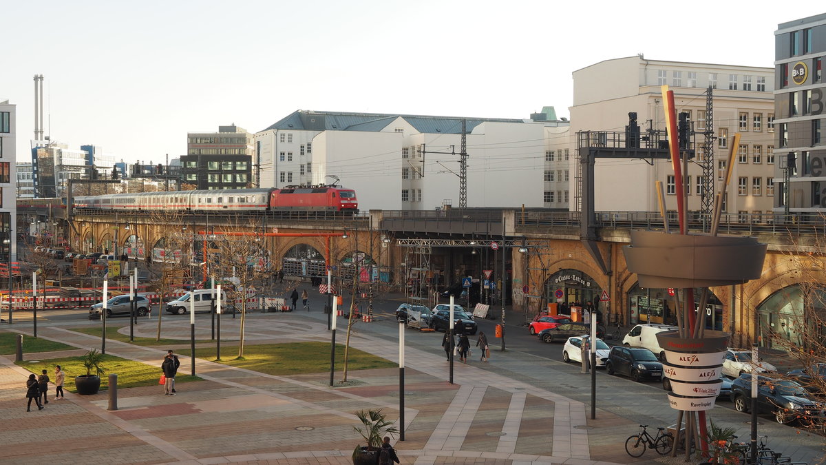 Statt ICE 1699 in Form eines ICE 1 kamen mit einer Ersatzgarnitur 120 118 (führend) und 120 134 (schiebend) die Berliner Stadtbahn entlang gefahren, hier zwischen B-Jannowitzbrücke und B-Alexanderplatz, aufgenommen von der Galerie des  ALEXA .

Berlin, der 08.02.2020