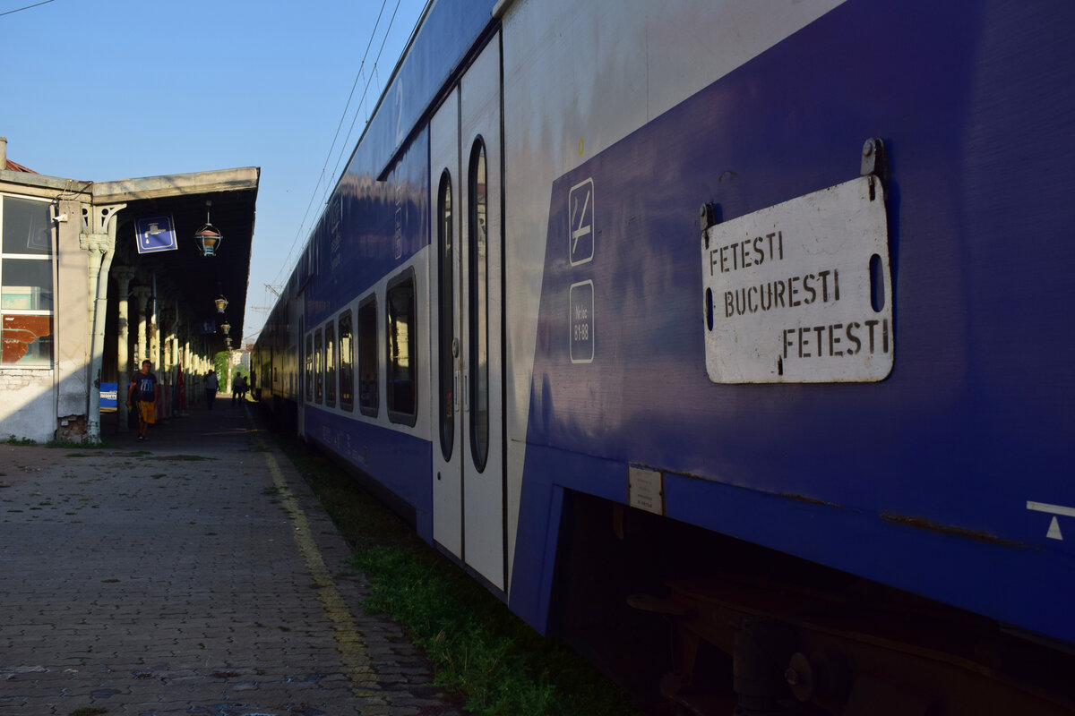 Statt moderner Fahrzeugdisplays oder Flipdotanzeiger wird an den Dostos noch klassisch mit Metallschildern der Zuglauf angezeigt. Hier in Bucuresti Est.

Bukarest 03.09.2025
