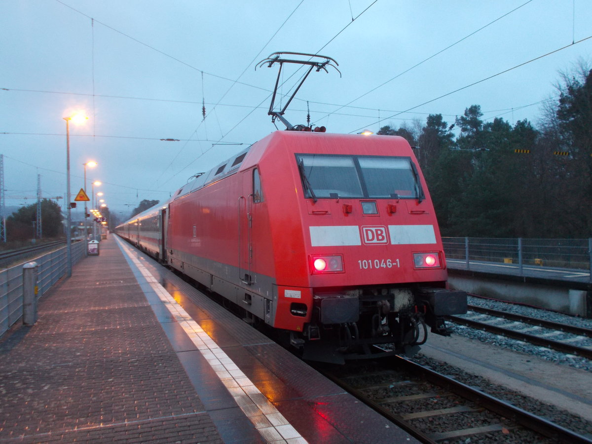 Statt Schnee hatte 101 046,am 05.Januar 2018,beim Eintreffen in Binz,Pech mit dem Regen.