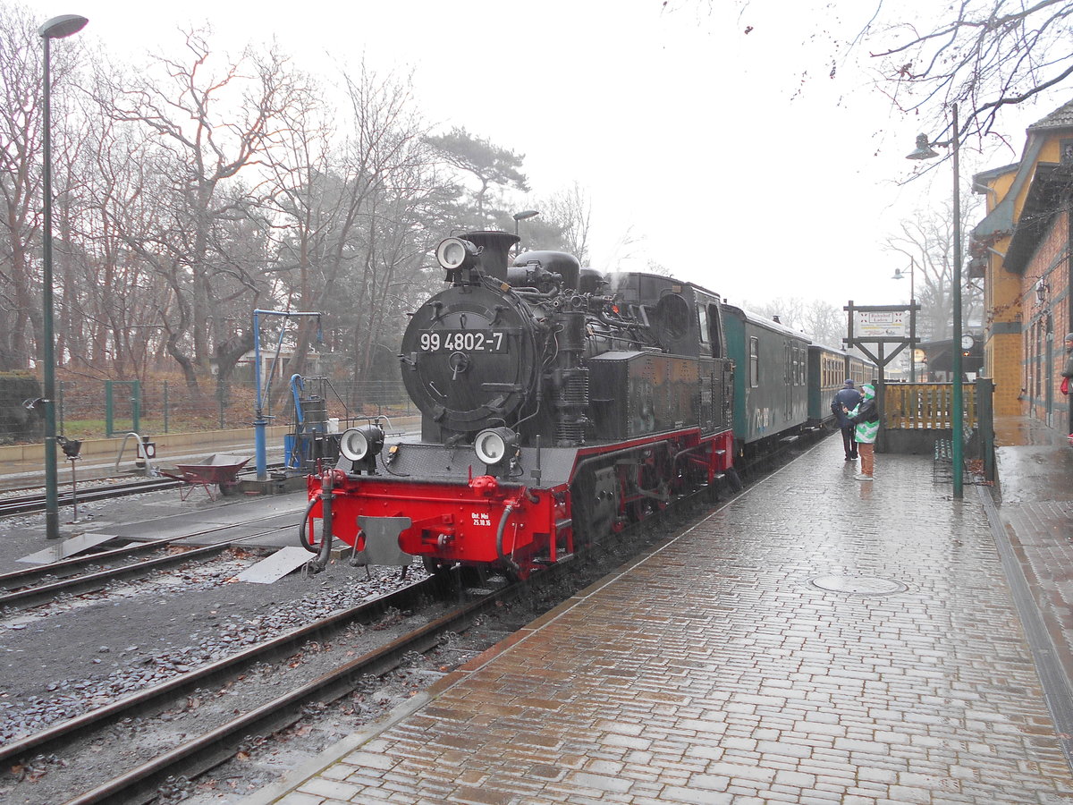 Statt Schnee wartete die 99 4802 im verregneten Bahnhof Göhren,am 12.Januar 2019,auf Abfahrt.
