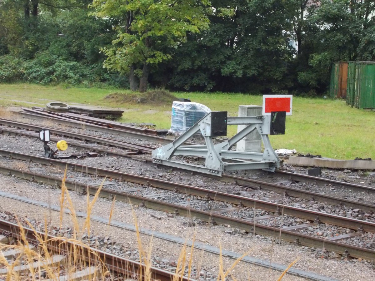 Statt eine Sh2 Scheibe setzte man auf das gesperrte Gleis zum Lokschuppen in Bergen/Rügen einen Prellbock.Aufnahme am 01.September 2014.