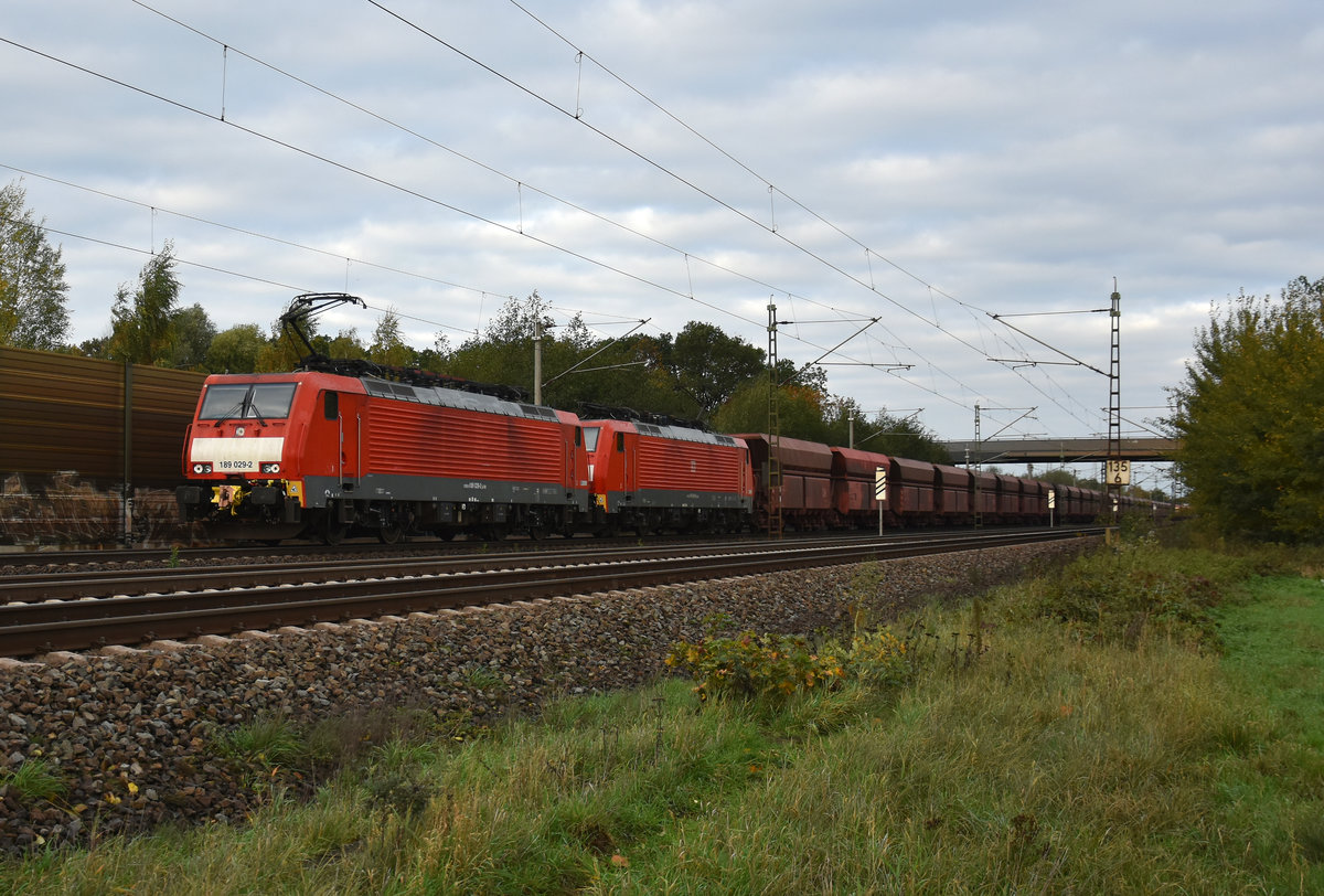 Statt der üblichen BR 151, werden seit neustem die 189 zum Erztransport genutzt. Hier die 189 029-2 und 189 049-0 in Doppeltraktion mit ihrem Erzzug unterwegs in Richtung Lüneburg. Höhe Bardowick, 22.10.2019