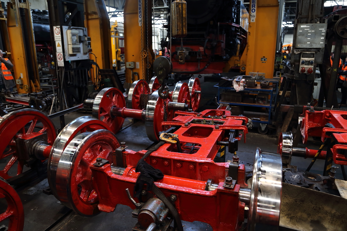 Statt der üblichen Brockenfahrt gab es bei der dreitägigen Herbstveranstaltung der IG HSB am 19.10.2018 eine geführte Besichtigung der Lokwerkstatt und des Bw`s in Wernigerode-Westerntor. Das Bild zeigt den generalüberholten Radsatz einer Dampflok der Baureihe 99 72.