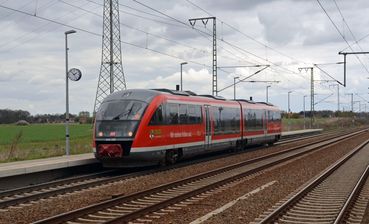Statt der üblichen RB-Garnitur, gebildet aus einer 143 und drei Dostos, erschien am 17.04.15 der Desiro 642 225 als RB Dessau-Magdeburg. Die Fahrgäste hinderten sich gegenseitig am umfallen.