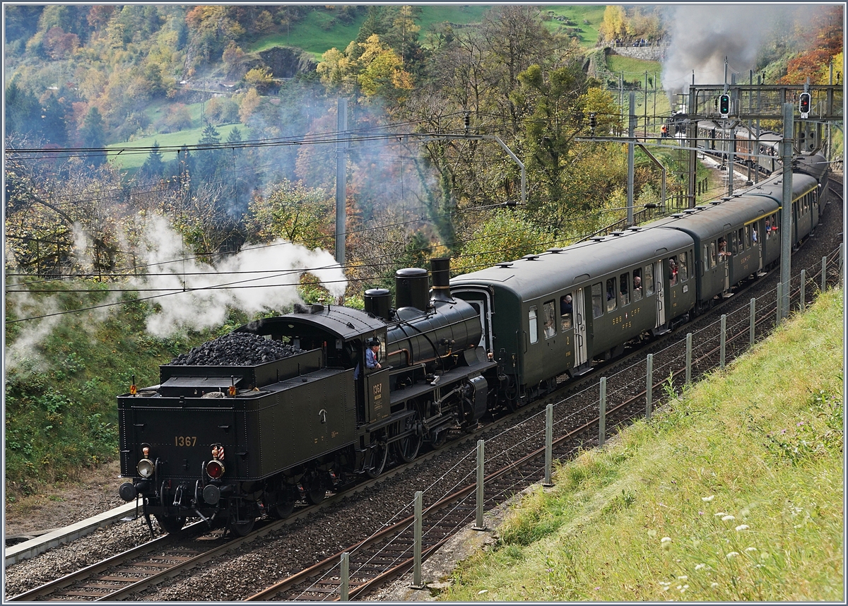 Statt wie erhofft schob nicht das kurz vorher in Erstfeld gesehene Krokodil den Dampfzug nach, sondern die dafür vorgesehene B 3/4 1367; die Hintergrund signalisierte Geschwindigkeitsbegrenzung von 60 km/h um beim folgenden Spurwechsel auf das linke Gleis zu wechseln, dürfte für den Zug wohl eher eine  Aufforderung  gewesen sein, rascher zu fahren...
21. Okt. 2017