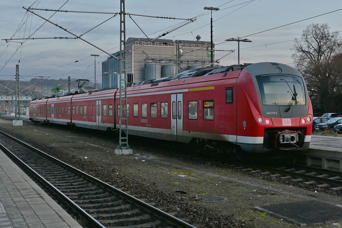 Statt zwei Triebwagen der Baureihe 612, manchmal auch nur ein 612er, wurde am 22.02.2023 der 440 015-6 als RE 3 / 32680 von Friedrichshafen nach Ulm eingesetzt. Aufnahme entstand in Biberach (Riß), dem letzten Halt vor dem Ziel.