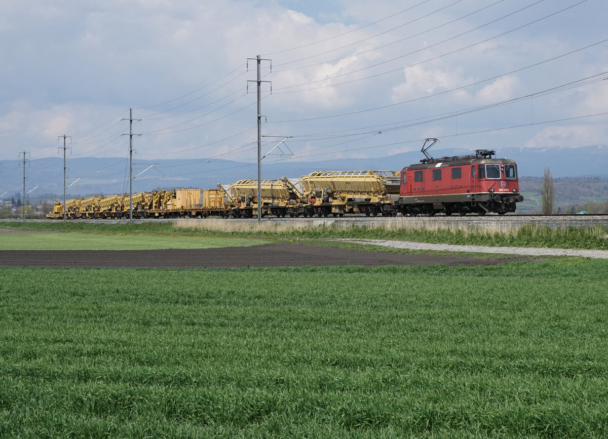 Stattlicher und seltener Bauzug mit der Re 420 318-8 bei Kerzers unterwegs am 22. April 2021.
Auf dem Streckenabschnitt Ins-Kerzers der ehemaligen BN verkehren nur sehr wenige Güterzüge.
Foto: Walter Ruetsch