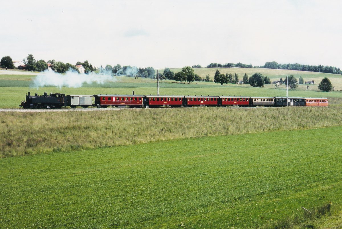 Stattlicher Sonderzug von La Traction mit der G 2x2/2 E164 bei Pré-Petitjean im Sommer 1997.
Besondere Beachtung gilt den verschiedenen Personenwagen.
Foto: Walter Ruetsch 