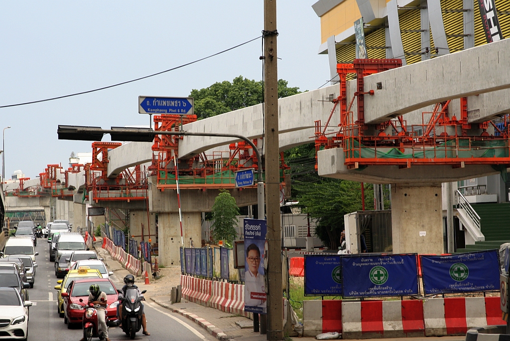 Status der Arbeiten an der MRT Pink Line bei der Lak Si Station (PK14) in Blickrichtung National Telecom Station (PK13). Bild vom 01.Mai 2022. Die Pink Line soll im September 2022 den Probebetrieb aufnehmen.