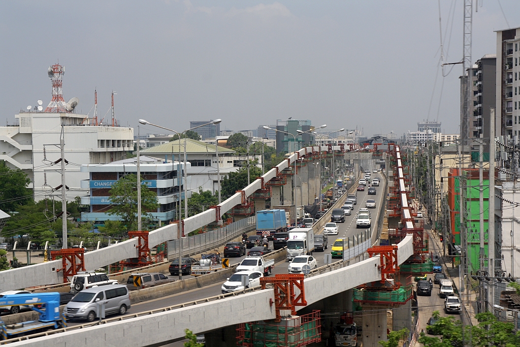 Status der Arbeiten an der MRT Pink Line bei der Wat Phra Si Maha That Station (Pk16) in Blickrichtung Phranakhon Rajabhat University Station (Pk15). Bild vom 30.April 2022. Die Pink Line soll im September 2022 den Probebetrieb aufnehmen.