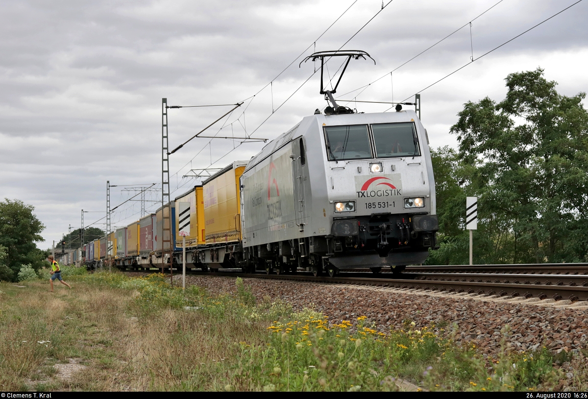 Stau auf der Kasseler Bahn:
An diesem stürmischen Mittwochnachmittag herrschte in westlicher Richtung Güterverkehr im Blockabstand vor. Binnen einer Stunde ließen sich so etliche Umleiterzüge von der Thüringer Bahn beobachten.
Eine Signalstörung vor dem Nadelöhr zwischen Angersdorf und dem Abzweig Saalebrücke in Halle Südstadt (Bft Südstadt Sa) machte dem Bahnpersonal zusätzlich zu schaffen, sodass nahezu alle Züge zunächst auf freier Strecke anhalten mussten.
Hier passiert ein KLV-Zug mit 185 531-1  Renate  in Schleichfahrt den Fotografen Richtung Angersdorf.

🧰 TX Logistik AG (TXL)
🚩 Bahnstrecke Halle–Hann. Münden (KBS 590)
🕓 26.8.2020 | 16:26 Uhr
