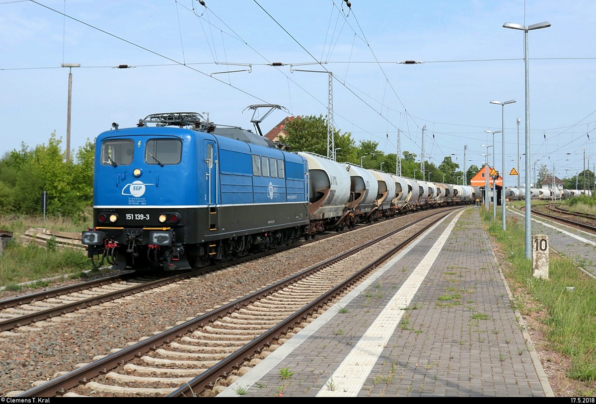 Staubgutzug mit 151 139-3 der Eisenbahngesellschaft Potsdam mbH (EGP) durchfährt den Bahnhof Angersdorf auf der Bahnstrecke Halle–Hann. Münden (KBS 590) Richtung Teutschenthal.
[17.5.2018 | 15:58 Uhr]