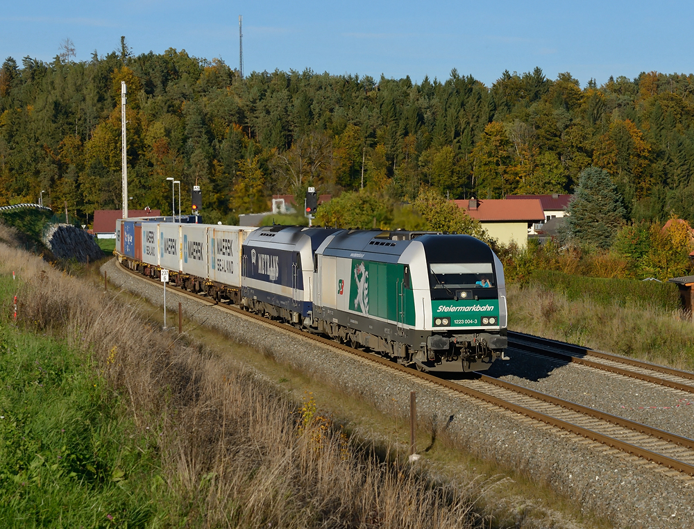 STB 1223 004 und Metrans 761 006 war am 13.10.2013 mit dem für diese Saison vorerst letzten  Hodos-Umleiter  dem STEC 43303 nach Spielfeld-Straß unterwegs, und wurden von mir in der Betriebsausweiche Autal fotografisch festgehalten.