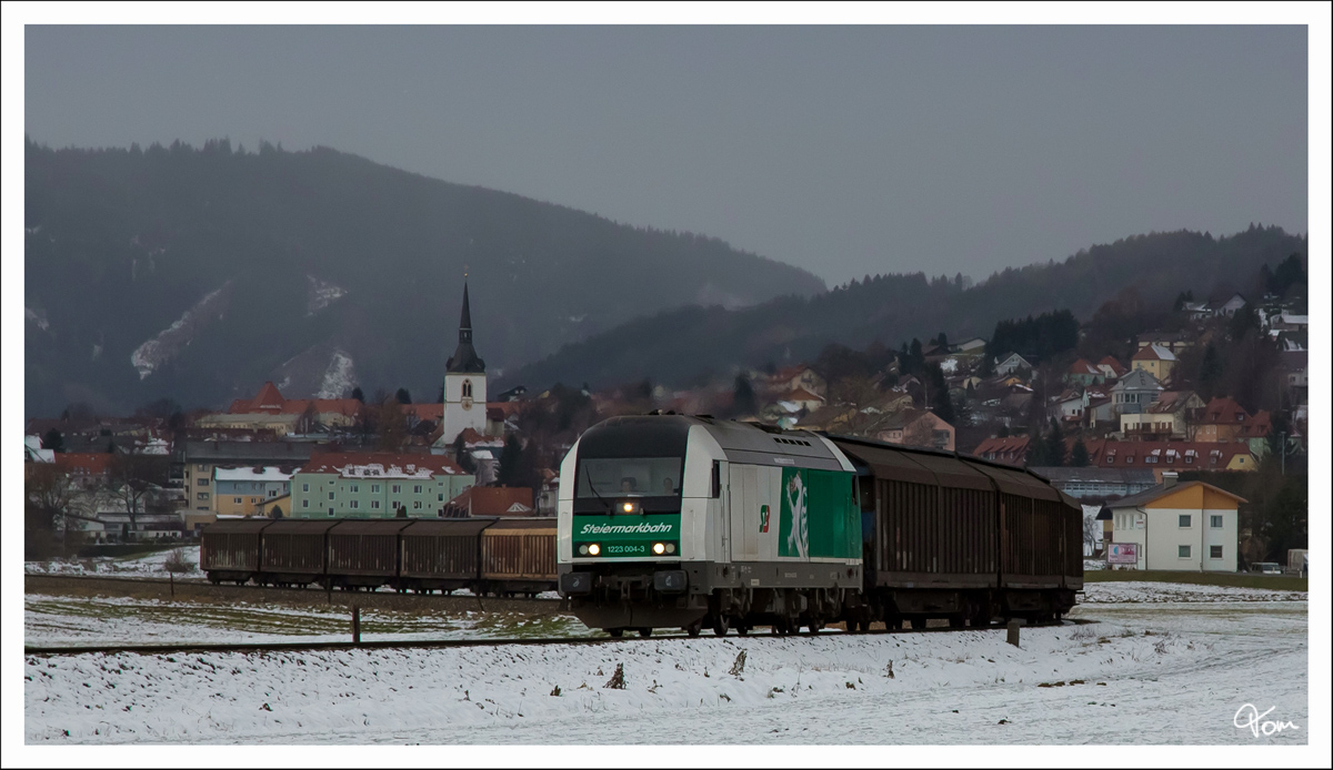 STB 1223 004 zieht den Zellstoffzug SGAG 93418 von Pöls nach St. Michael in der Obersteiermark. 
Fohnsdorf  6.12.2013