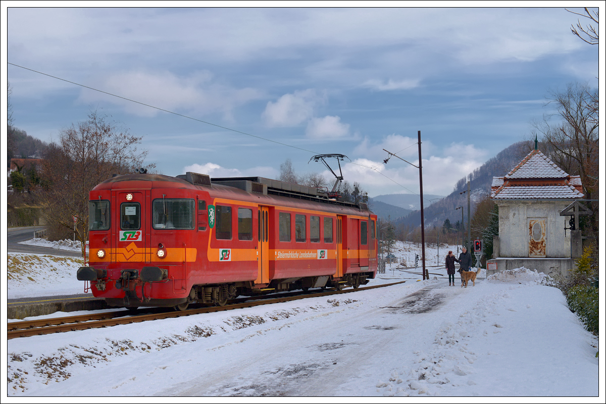 StB ET 15 von Peggau-Deutschfeistritz nach Übelbach, am 1.2.2021 bei der Durchfahrt der Bedarfshaltestelle Guggenbach. 