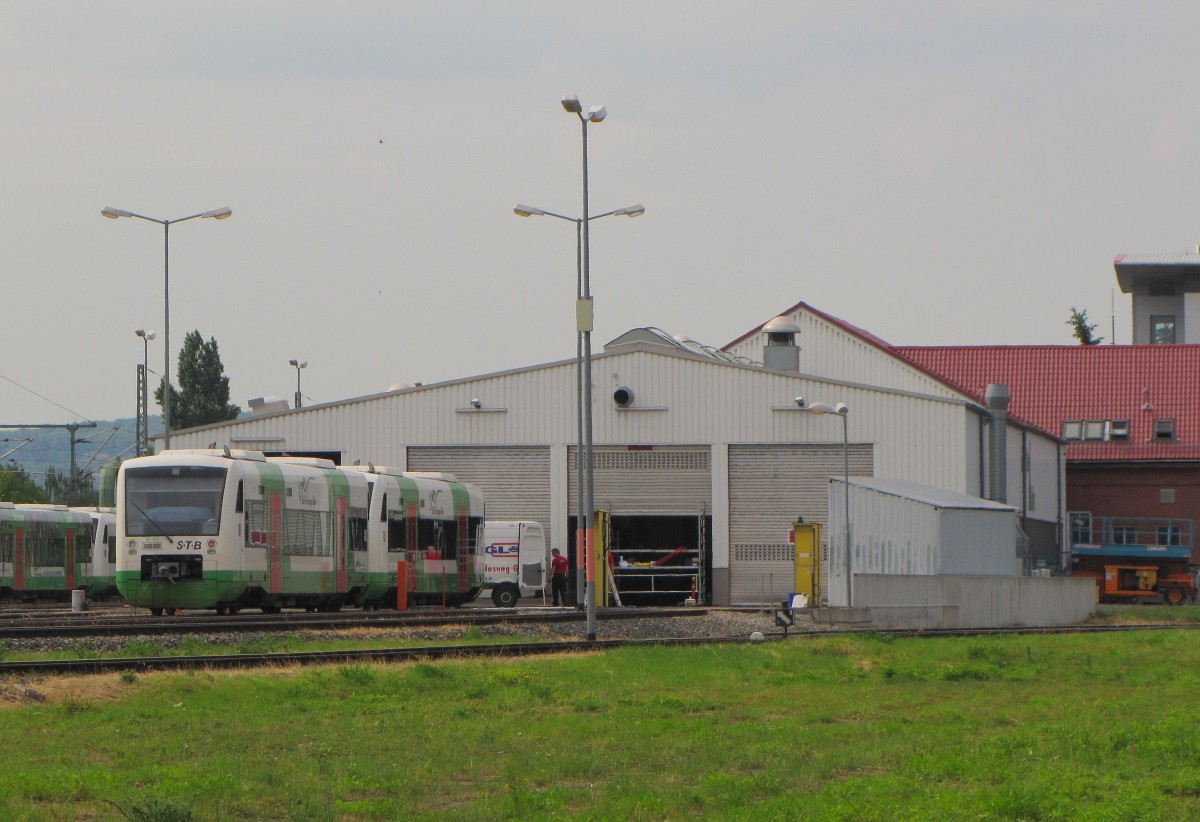 STB VT 106 am 26.06.2015 abgestellt am Bw der Erfurter Bahn in Erfurt Ost. Durch den Zaun fotografiert.