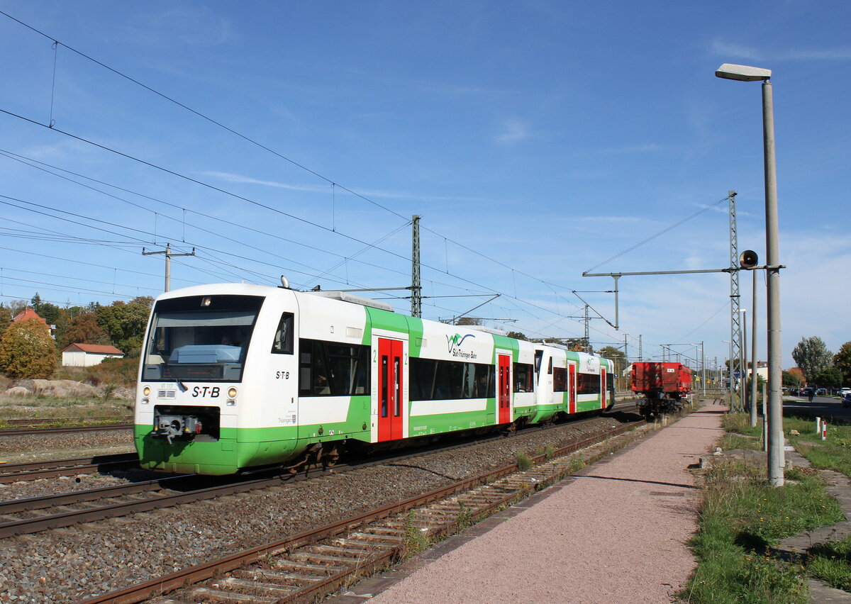 STB VT 117 (95 80 0650 517-5 D-STB) als RB 80991 (Erfurt Hbf - Saalfeld (S)) + VT 106 (95 80 0650 506-8 D-STB) als RB 81205 (Erfurt Hbf - Ilmenau), am 06.10.2022 in Neudietendorf. Die Zugteilung erfolgt in Arnstadt Hbf.