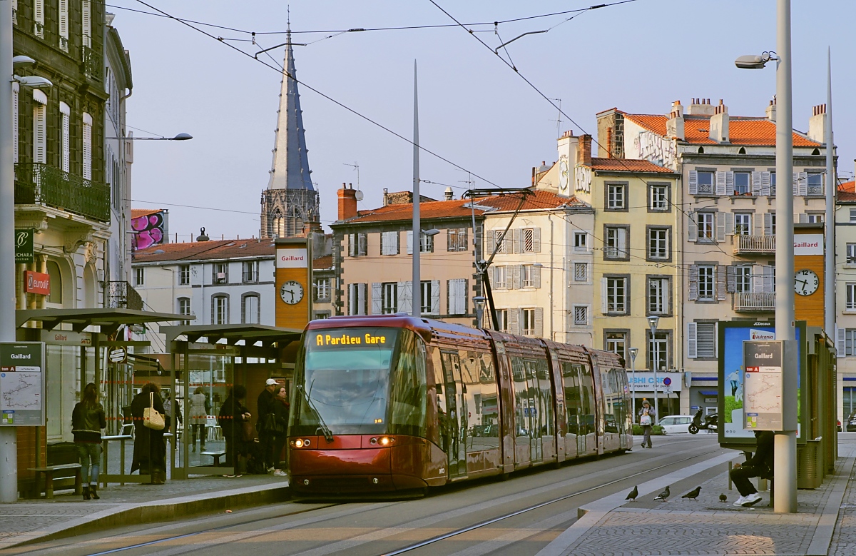 STE4 23 von Translohr am 05.04.2017 an der Haltestelle Gaillard in der Innenstadt von Clermond-Ferrand