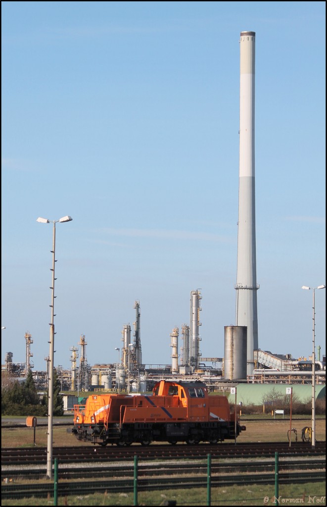 Steffi ist da... 261 301-6 der northrail wartet hier darauf das Ihr mitgebrachter Kesselwagenzug verladen wird um Ihn dann wieder Voll mitzunehmen. 25/03/2014 Wilhelmshaven