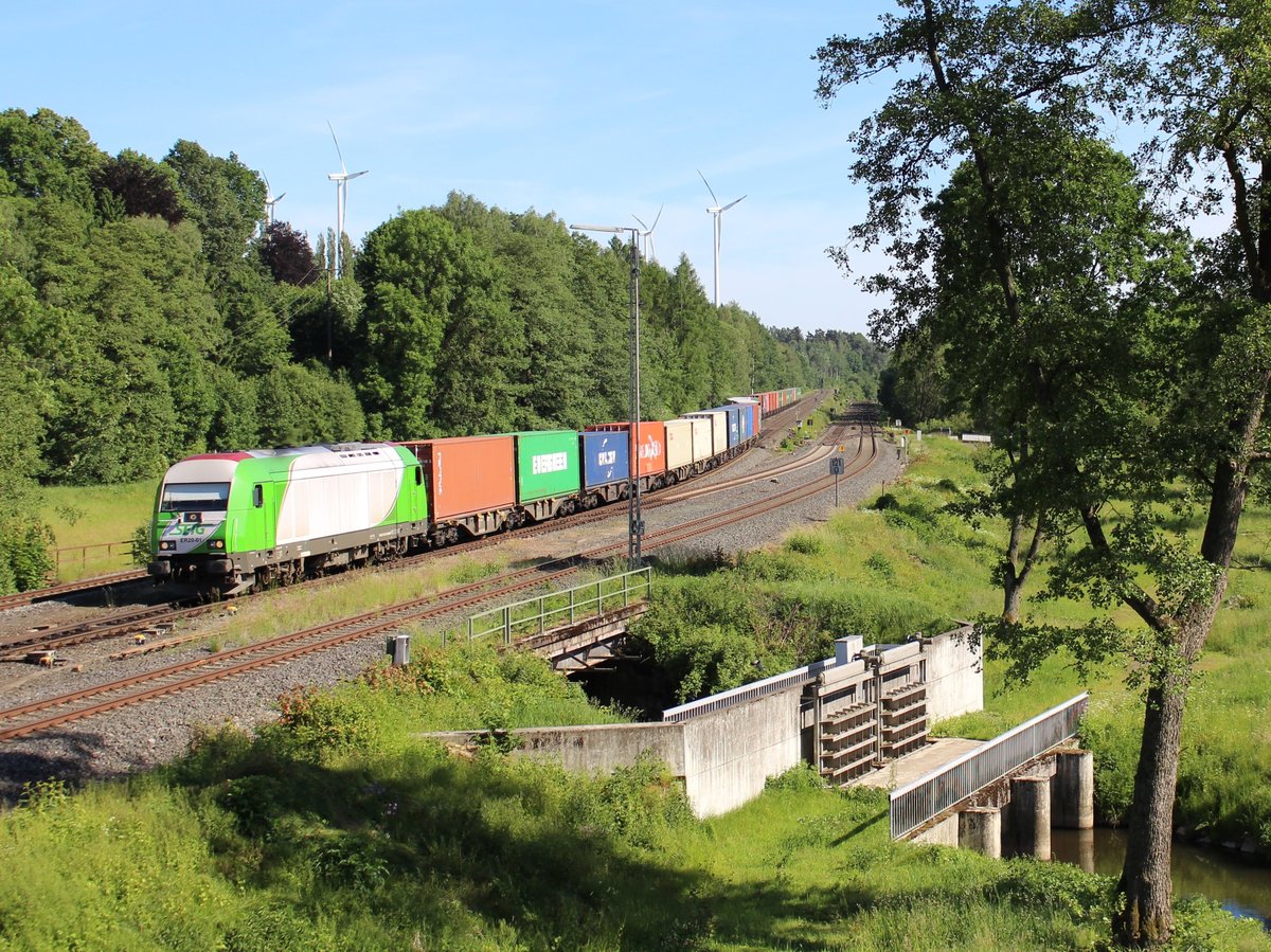 STEG ER 20-01 mit dem Container aus Wiesau ist am 08.06.17 bei der Einfahrt in Oberkotzau zu sehen.
