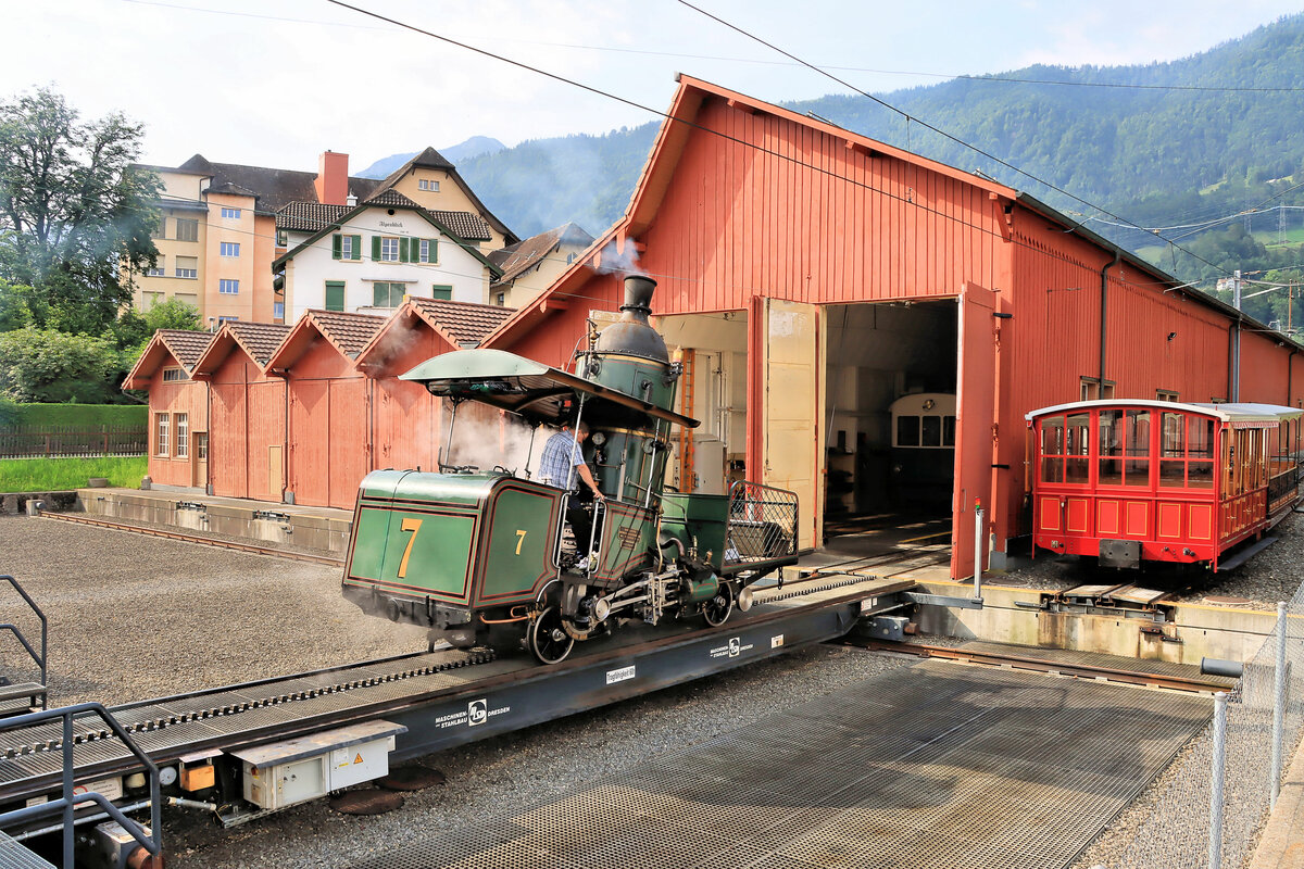 Stehboiler-Dampflokomotive 7 wird in Arth-Goldau manövriert vor ihrem Einsatz auf den Berg. 24.Juli 2021 