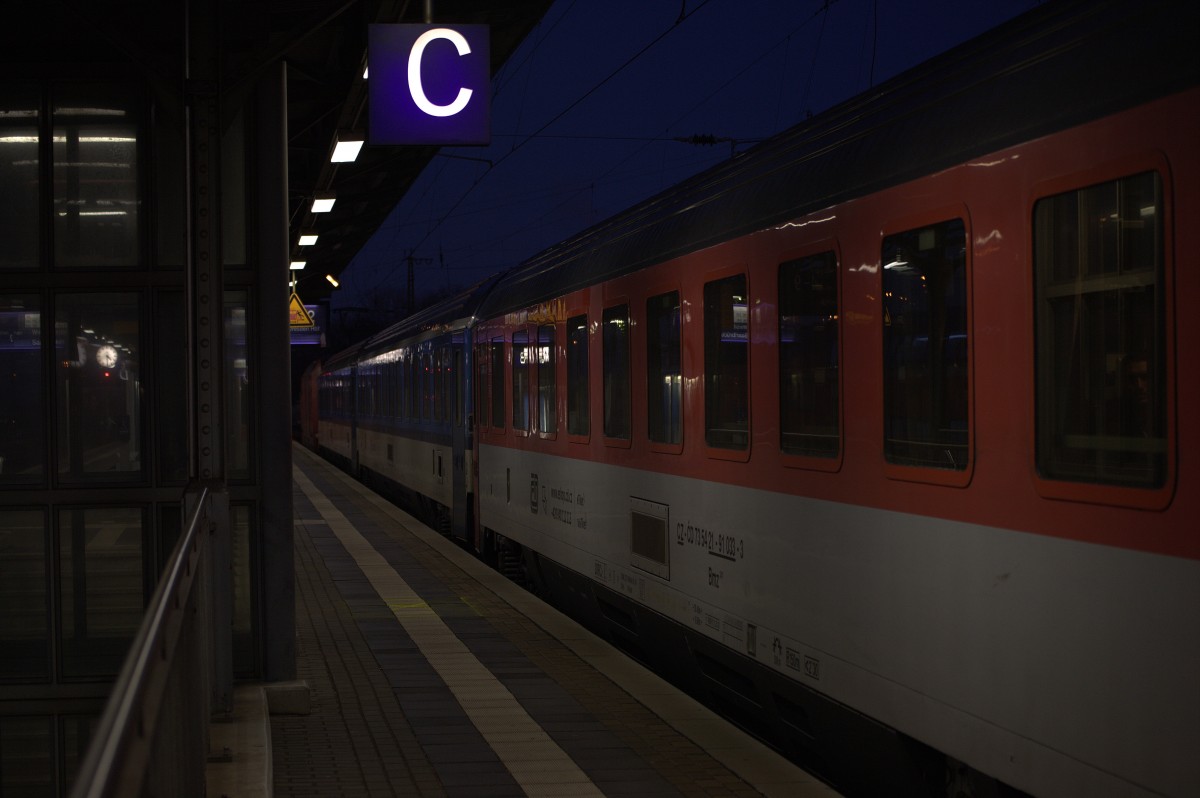 Steht nicht im Fahrplan, hält aber dennoch in Riesa , der EC aus Stralsund nach Bruno. 12.12.2013 16:34 Uhr.