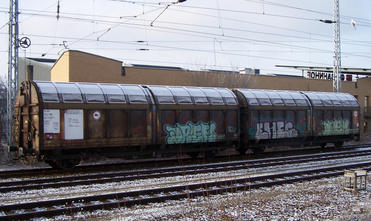 Steht schon seit Tagen einsam in der Wagenübergabe von Bombardier:  Laaiis 985,
Wagen-Nr. 24 74 S-TWA 421 8 039-1. Gehört demnach der Transwaggon, die einen Ableger in Schweden hat (angeschrieben : TRANSWAGGON AB und Heimatbf. Helsingborg Gb nebst schwedischer Telefonnummer). Aufgenommen in Hennigsdorf bei Berlin, 27.12.14.