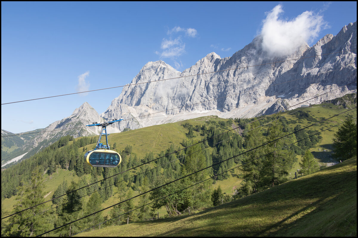 Steil Bergauf geht es mit einer der beiden Gondeln auf den Dachstein . 27.07.2026 