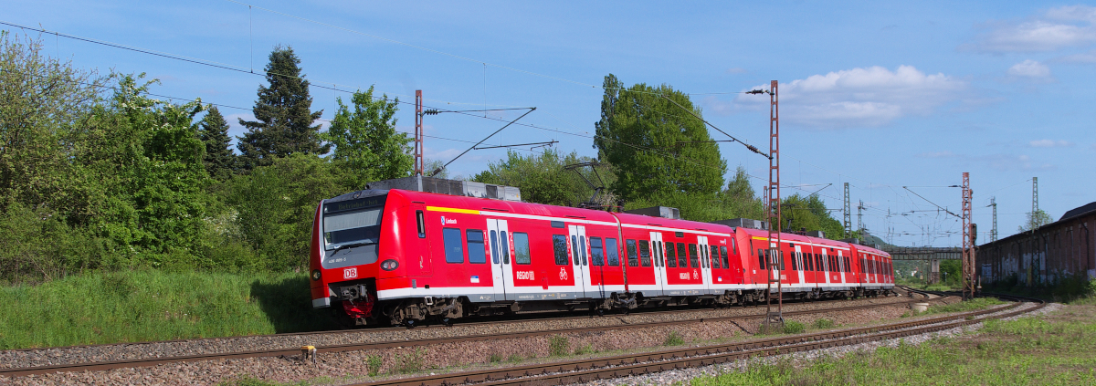Steilkurve....Gleich drei Miniquietschies waren am Sonntag, 10.05.2015, auf der Saarstrecke als Betriebsfahrt unterwegs. Vorne lief 426 005 und am Schluß 426 037.
Aufgebügelt war nur 426 005. Ob nun Trier oder Merzig das Ziel war, läßt sich nicht eindeutig klären. Bahnstrecke 3230 Saarbrücken - Karthaus bei Bous