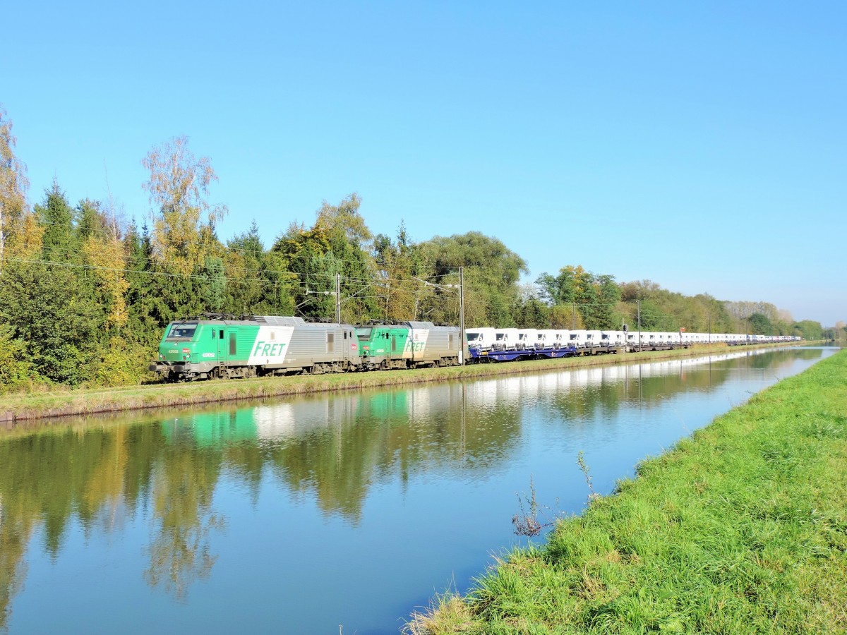 Steinbourg 18/10/2014 : BB 37052 + 37059 mit einem Güterzug.