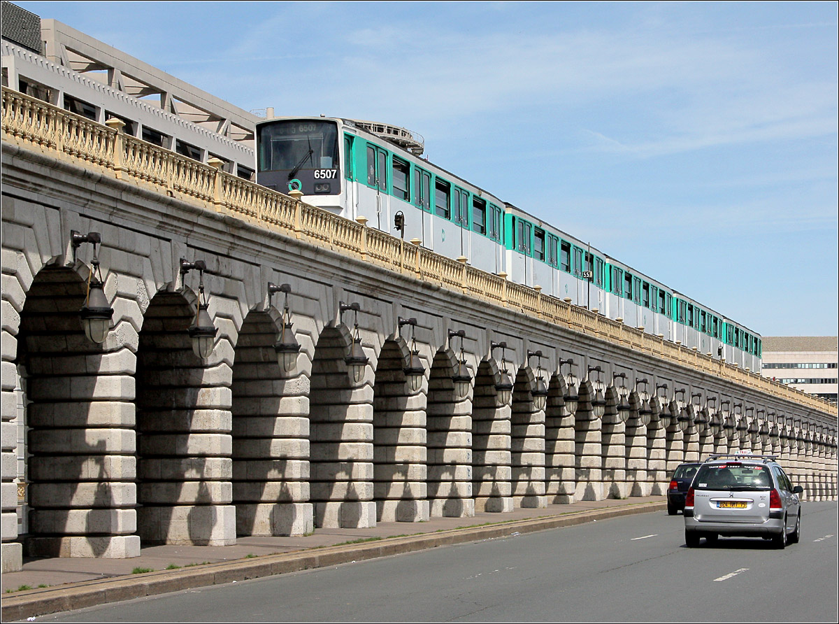 Steinerne Hochbahntrasse - 

Eher ungewöhnlich ist die 1909 eröffnete Hochtrasse der Metrolinie 6 auf der Pont de Bercy. Diese Brücke führt im Südosten von Paris über die Seine. 

18.07.2012 (M)