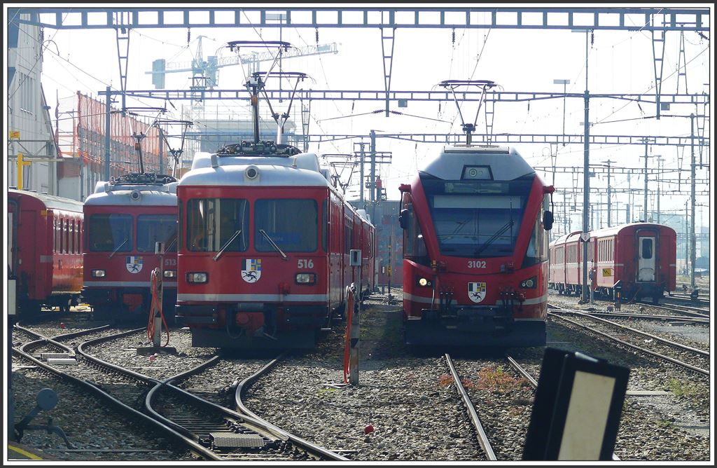 Stelldichein von Be 4/4 513 und 516 sowie ABe 4/16 3102 in Landquart. (03.10.2015)