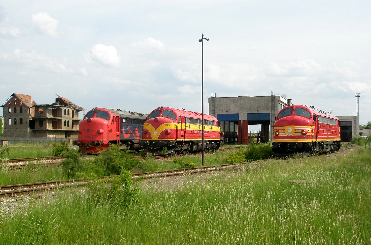 Stelldichein der Lokomotiven 005 (ex NSB Di 3.619), 006 (ex NSB Di 3.633) und 008 (ex NSB Di 3.643) im Depot Fushe Kosove/Kosovo Polje am 13.05.2009. Bei den Lokomotiven 005 und 006 handelt es sich um die sechsachsige Ausführung der Baureihe, Lok 008 verfügt über 4 Triebachsen.