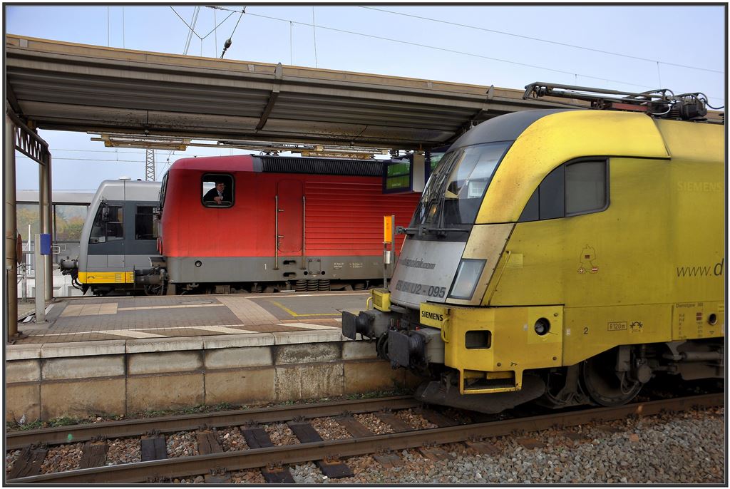 Stelldichein in Naumburg/Saale.Rb 34872 mit 672 916 nach Wangen/Unstrut, Rb 16509 nach Saalfeld/Saale mit 9180 6 143 65.. und Rb 16314 nach Eisenach mit ES 64 U2-095. (27.10.2015)