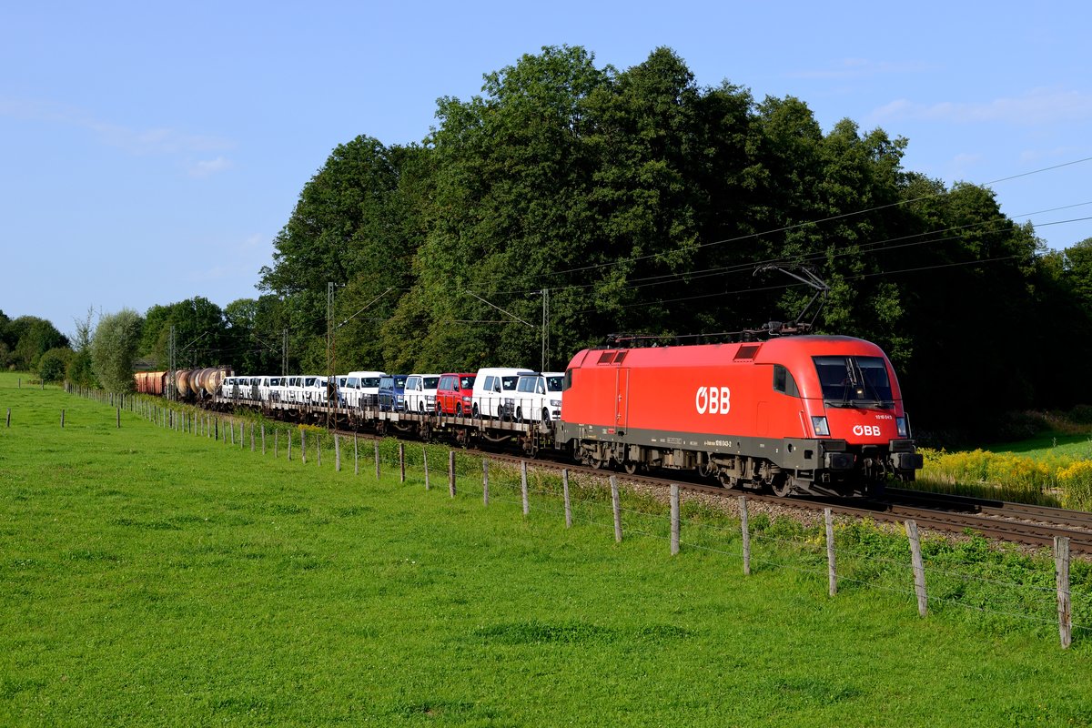 Stellvertretend für die vielen Güterzüge, die mit einem roten Taurus der ÖBB bespannt waren, zeige ich dieses Bild von der 1016.043 mit ihrem gemischten Güterzug. Interessant hierbei die fabrikneuen VW Transporter vom Typ T6 hinter der Lok, die per Bahn nach Österreich zu ihren neuen Besitzern reisen. Obwohl noch einige interessante Leistungen im Zulauf waren, beendete nach diesem Bild dunstiges Wetter den Fototag an der KBS 950.
