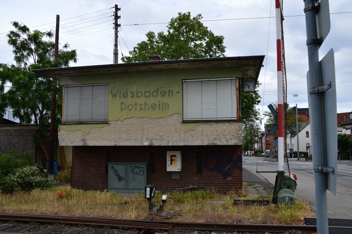 Stellwerk am Bahnübergang Wiesbadener Straße in Wiesbaden Dotzheim, abgelichtet am Abend des 21.6.2015 