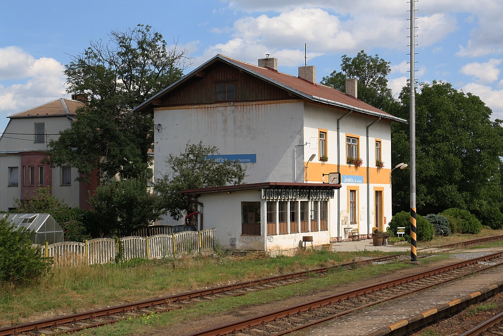 Stellwerk und Aufnahmsgebäude des Bahnhof Jaromerice nad Rockytnou am 09.August 2019.