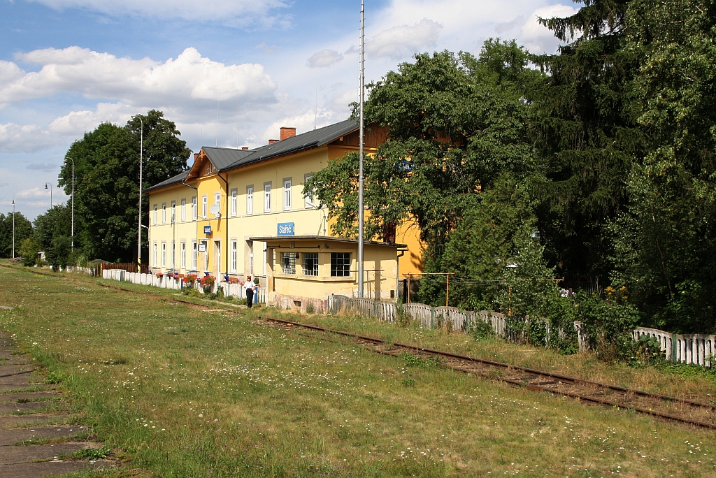 Stellwerk und Aufnahmsgebäude des Bahnhof Starec am 09.August 2019.
