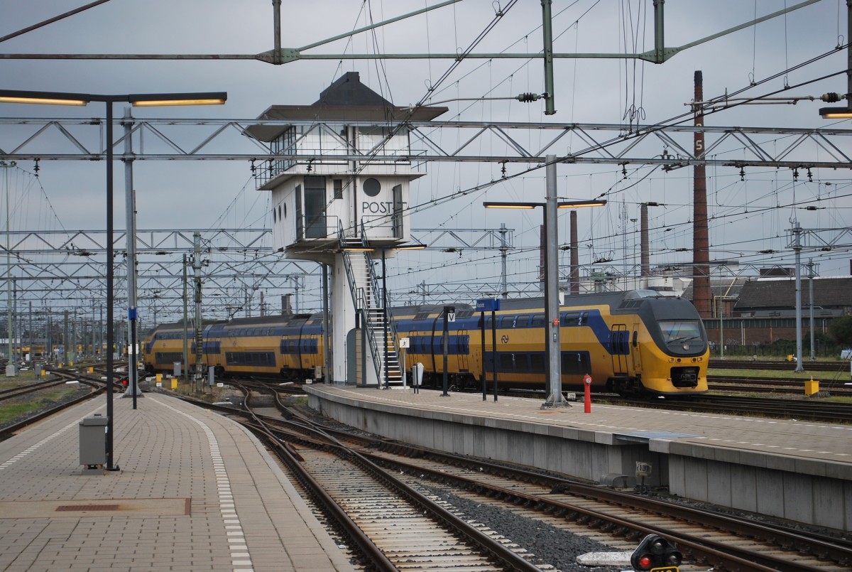 Stellwerk des Maastrichter Bahnhofes; im Hintergrund fährt ein VIRM-Dosto vorbei. 25. September 2015.