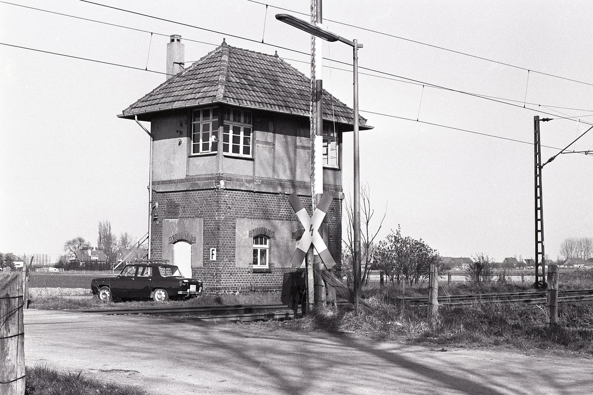 Stellwerk nr 44 der DB bei Praest, 30.03.1977. Bei km 55.2 - V.d.Recke-Strasse / Bahnweg. An der Hollandstrecke zwischen Empel-Rees und Emmerich; Stellwerk wurde kurze Zeit später abgerissen.
Negativscan (Kodak Tri-X-Pan).