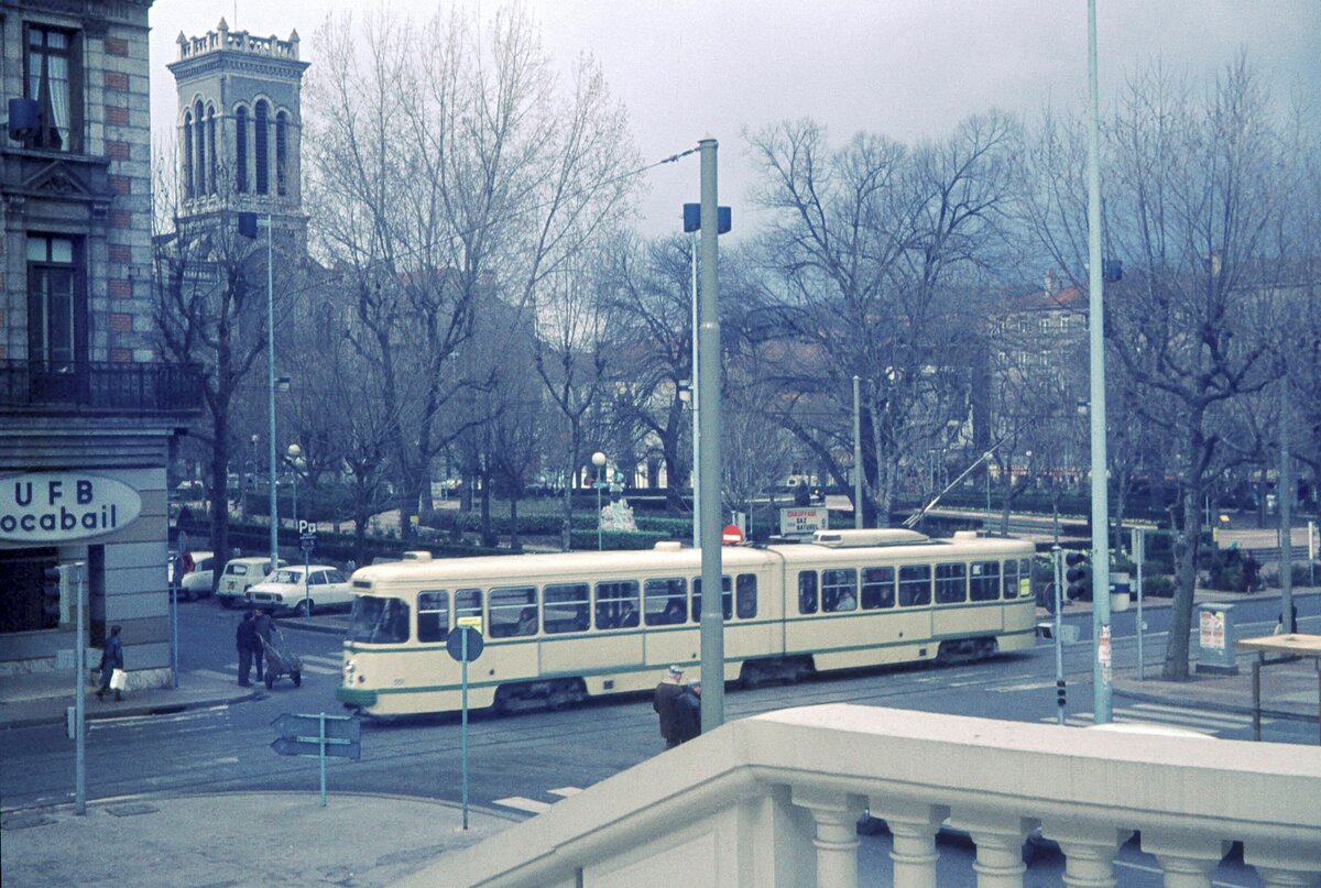 St.Etienne Tram 6x-Tw / motrice à 6 essieux 03-04-1975 centre ville