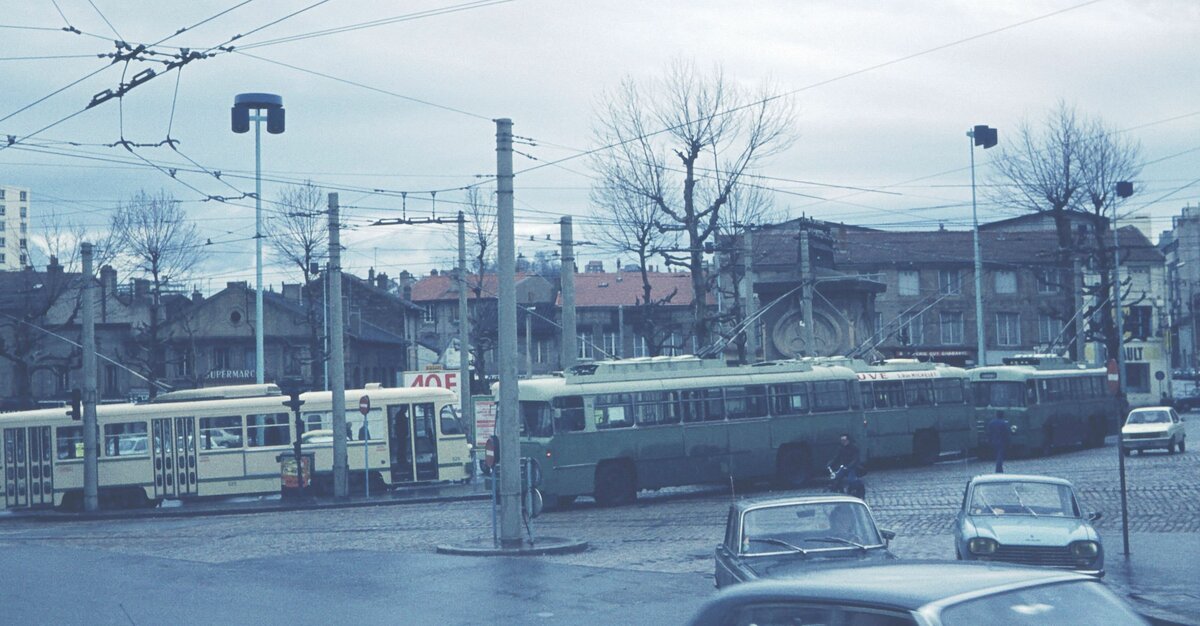 St.Etienne Trams + Trolleybus vor Depot Bellevue 03-04-1975