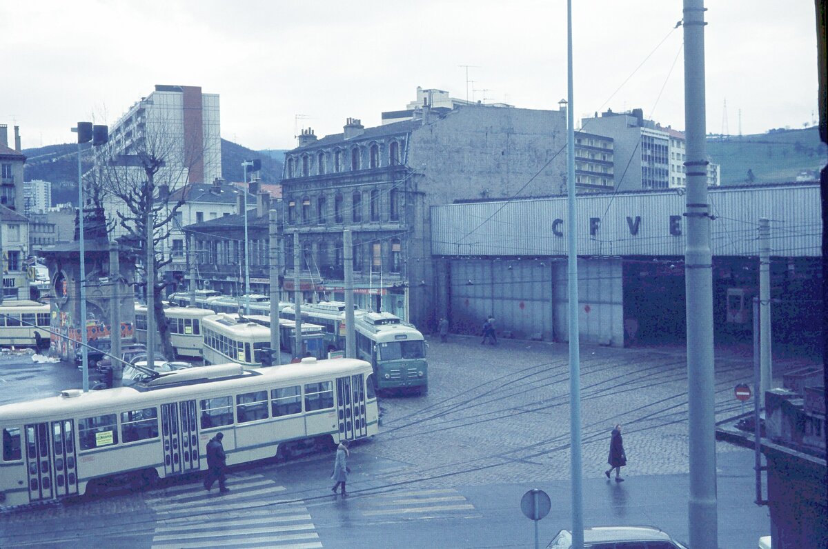 St.Etienne Tramway + Trolleybus vor Depot Bellevue_03-04-1975