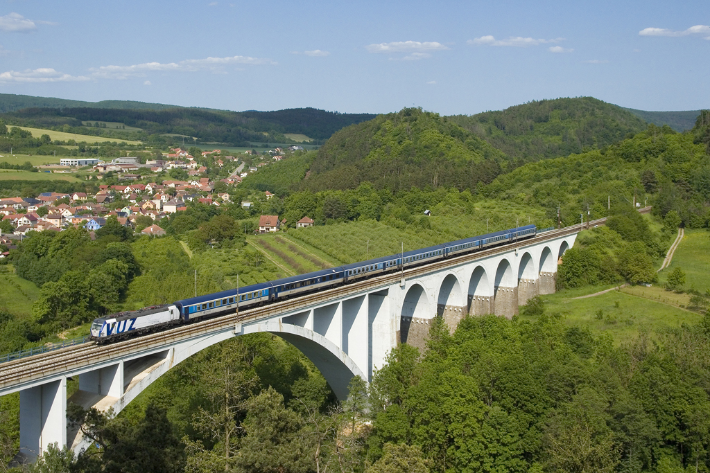 Stets auch von Einheimischen Eisenbahnfreunden gut besucht ist die Most míru bei Dolní Loučky. Am 29. Mai 2023 waren bei den anwesenden tschechischen Hobbykollegen äußerst erfreuliche  Wuuusch  - Rufe zu hören, als die 193 902 mit dem EC 276  Metropolitan  auf der Brücke auftauchte.  