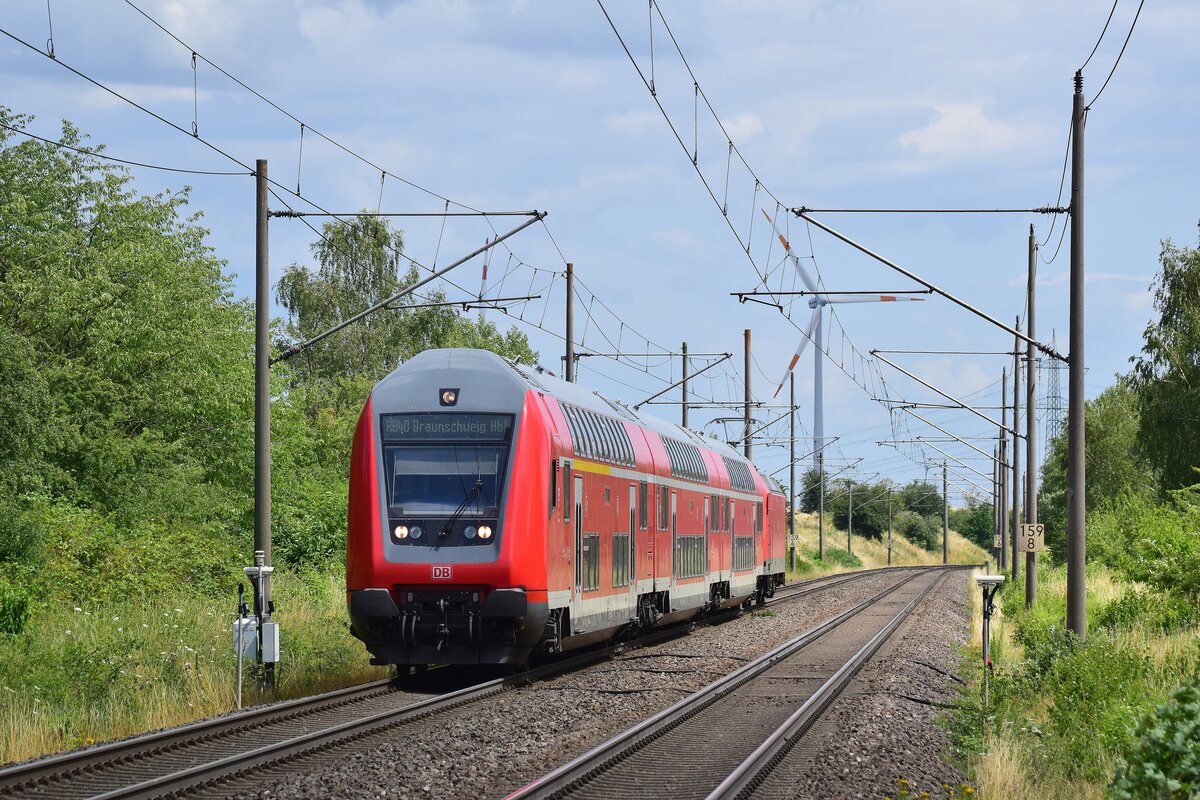Steueerwagen vorraus errreicht eine 146 028 mit ihrer RB40 Ochtmersleben aus Richtung Magdeburg und passiert hier eine Messstation für Bahnlärm am Haltepunkt Ochtmersleben. Aufgenommen vom Bahnsteigende.

Ochtmersleben 17.07.2023