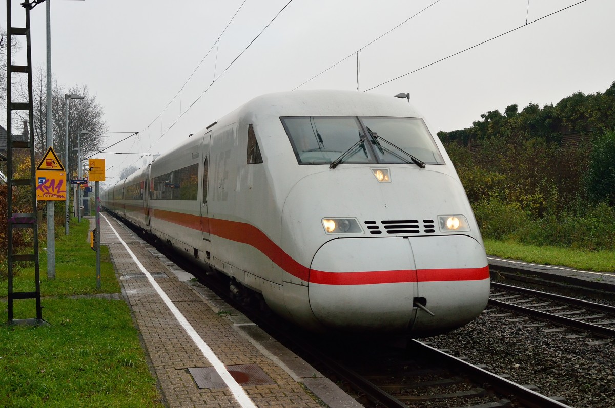 Steuerkopf des ICE2 Saarbrücken bei der Durchfahrt in Jüchen am 24.11.2013 auf seinem Weg nach Mönchengladbach Hbf zur Bereitstellung für seinen Dienst nach Berlin Ostbahnhof.