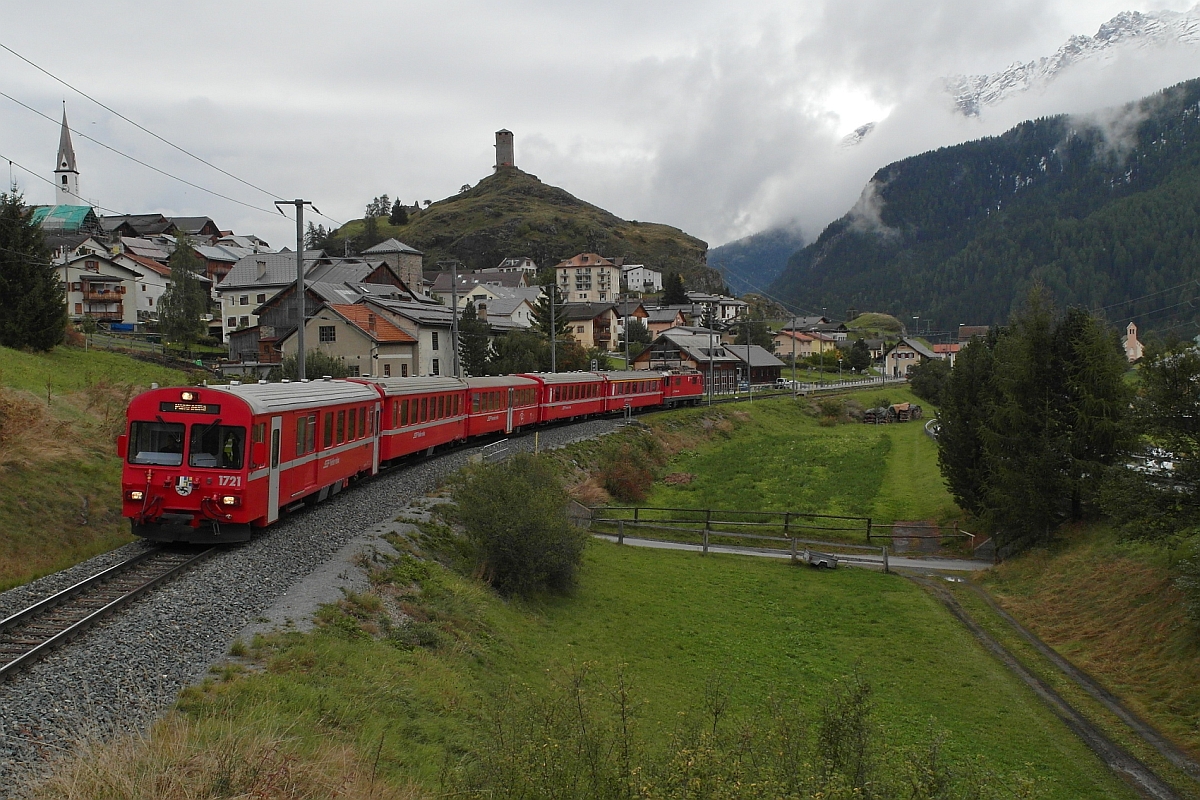 Steuerwagen 1721 mit der schiebenden Ge 4/4 II 629  Tiefencastel  am 24.09.2015 unterwegs als R 1925, Scuol-Tarasp - Pontresina, kurz nach der Abfahrt im Bahnhof von Ardez.