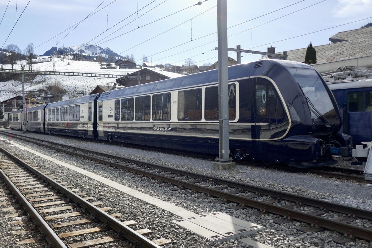 Steuerwagen 383-3 mit einer GPX Komp am 19.2.23 beim Bahnhof Zweisimmen abgestellt.